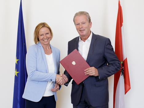 Petra Stolba führt Österreich Werbung weitere fünf Jahre - Petra Stolba, ÖW-Geschäftsführerin, und Reinhold Mitterlehner, Tourismusminister und ÖW-Präsident, bei der Vertragsverlängerung; © BMWFW/Lisi Niesner