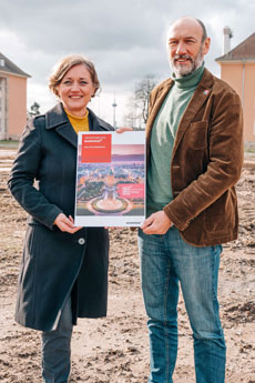 Mannheims Tourismusgesellschaft übernimmt vertriebliche Vermarktung der BUGA 2023 - Mannheims Stadtmarketingchefin Karmen Strahonja und Michael BUGA-23-Geschäftsführer Schnellbach präsentieren die Broschüre der BUGA 23 für den Gruppenreisemarkt - Foto: Stadtmarketing Mannheim GmbH