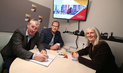 Minister a.D. Lutz Stratmann neu im Vorstand des Verkehrsvereins Oldenburg - v.l. Lutz Stratmann, Helmut Jordan und Silke Fennemann; Foto: Oliver Perkuhn/ Oldenburg Tourismus und Marketing GmbH