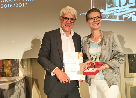 Kooperationsprojekt "Unendlich Region" wird beim T.A.I. Werbe Grand Prix ausgezeichnet - Klaus Hoffmann, Geschäftsführer Karlsruhe Tourismus, und Carolin Doderer, stellv. Geschäftsführerin Gruppe Drei, freuen sich über den dritten Platz in der Kategorie "Website", Foto: T.A.I. Werbe Grand Prix
