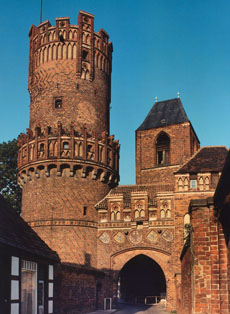 Amberg, Tangermünde und Speyer sind die l(i)ebenswertesten Klein- oder Mittelstädte Deutschlands - Das Neustädter Tor ist ein Teil der ehemaligen Stadtbefestigung von Tangermünde; Fotograf: Andreas Kaster