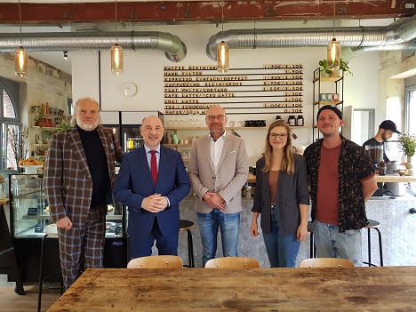 Ruhr Tourismus setzt auf "Alles neu"-Strategie - (v.l.) Haakon Herbst, Inhaber des Hotels Friends Zollverein in Essen, Mario Schiefelbein, Geschäftsführer Bochum Marketing, RTG-Geschäftsführer Axel Biermann, Christin Scheffer, RTG-Mitarbeiterin im Bereich Marketing und Phil vom Café Stüh33 in Bochum präsentieren die neue Tourismusstrategie für das Ruhrgebiet – Foto: Ruhr Tourismus GmbH