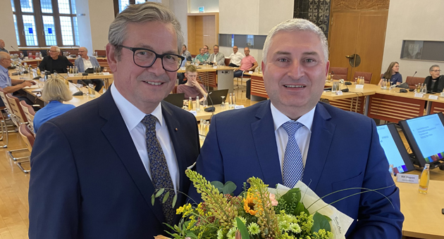 Marco Trienes zieht es nach Paderborn - (v.l.) Bürgermeister und WFG-Aufsichtsratsvorsitzender Michael Dreier begrüßt Marco Trienes in Paderborn – Foto: Stadt Paderborn