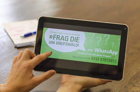 Uni Greifswald bietet WhatsApp-Service - Künftig können Studieninteressierte die Universität Greifswald direkt über den bekannten Nachrichtendienst kontaktieren, um sich über das Studium, die Einschreibung und die Stadt Greifswald zu informieren; Bild: Uni Greifswald