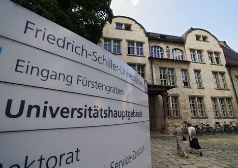 Universität Jena sucht Webagentur für Relaunch - Haupteingang der Friedrich-Schiller-Universität Jena, Foto: FSU/Kasper