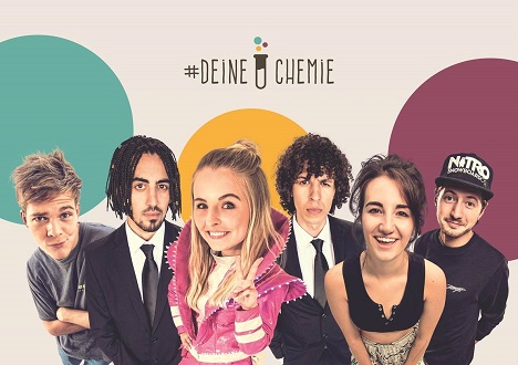 Initiative "Chemie im Dialog" will Zielgruppe mit YouTube-Serie erreichen - In der neuen Serie erleben die YouTuber eine drohende Alien-Invasion – und machen dabei auf chemische Leistungen aufmerksam; Foto: KNSK / Endemol Shine Beyond