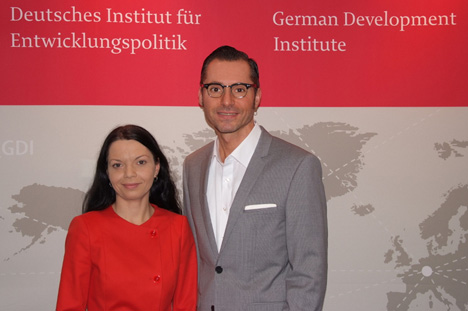 Tanja Vogel kommuniziert für das Deutsche Institut für Entwicklungspolitik - Tanja Vogel und ihr Vorgänger beim DIE Matthias Ruchser; Foto: DIE