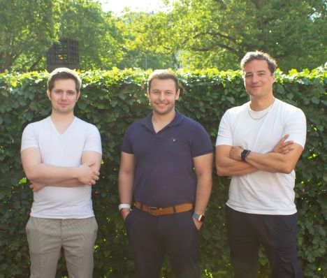 Wahl-App VoteBase bekommt Unterstützung - VoteBase-Gründer Maximilian Pieters (links) und Payman Supervizer (Mitte) mit Investor Marcus Diekmann - Foto: VoteBase