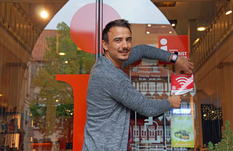Hildesheimer Innenstadt erhält kostenloses WLAN - Dieser Aufkleber weist zukünftig an den Eingängen der unterstützenden Unternehmen auf das kostenlose WLAN-Angebot in der Hildesheimer Innenstadt hin; Foto: Hildesheim Marketing