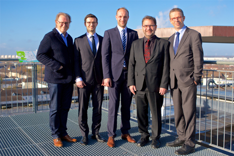 Nun offiziell: Jens Hofschröer ist neuer GF der Wolfsburg Wirtschaft und Marketing GmbH - v.l. Harald Vespermann (Aufsichtschef WMG), Jan-Hendrik Klamt (Prokurist WMG), Jens Hofschröer (Geschäftsführer WMG), Sabah Enversen (stellv. Aufsichtsratschef WMG), Oberbürgermeister Klaus Mohrs; © WMG Wolfsburg, Foto: Gero Gerewitz