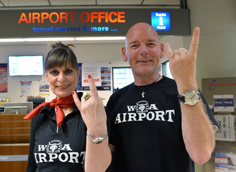 Hamburger Flughafen wird zum "Wacken Airport" - Mitarbeiter des Hamburg Airport begrüßen Fans im Wacken-Outfit; Foto: Hamburg Airport