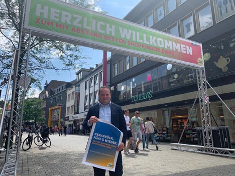 Imagekampagne für den Einkaufsstandort Osnabrück - Das Stadtmarketing-Team von Leiter Alexander Illenseer begrüßte die Besucher*nnen am Westfalentag mit vier großen Wilkommens-Bannern und Plakaten; Foto: Osnabrück Marketing GmbH