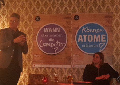 Uni Hamburg löscht Wissensdurst mit neuem Kommunikationsformat - Prof. Dr. Jan Louis, Vizepräsident Forschung der Uni Hamburg und Hamburgs Wissenschaftssenatorin Katharina Fegebank stellten gemeinsam das Kommunikationsevent "Wissen vom Fass" vor; Foto: rh