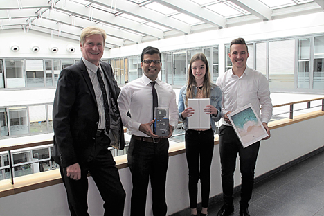 Wolfsburgs Marketinggesellschaft kürt Gewinner des Videowettbewerbs #wolfs-burgerleben - v.l. WMG-Geschäftsführer Joachim Schingale gratuliert den Gewinnern Meghashyam Kadwey, Levia Kottwitz und Erich Weinrich: Foto: WMG
