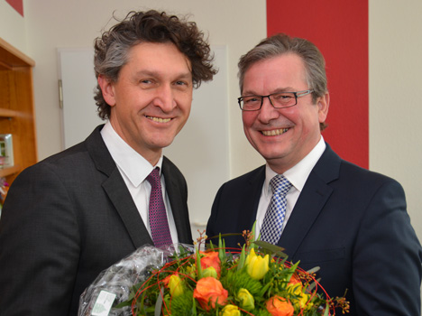 Frank Wolters leitet die Wirtschaftsförderungsgesellschaft Paderborn - Paderborns Bürgermeister Michael Dreier (r.) begrüßte den neuen Geschäftsführer der Wirtschaftsförderungsgesellschaft Paderborn (WFG) Frank Wolters; Foto: Stadt Paderborn