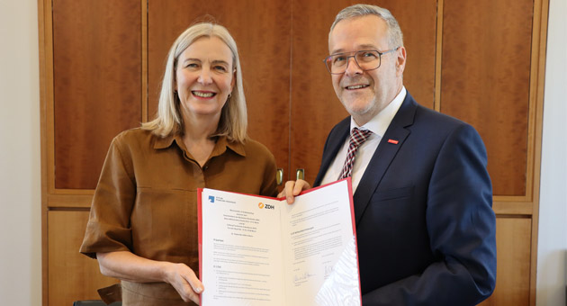 Neues Bündnis stärkt das Handwerk als Kulturfaktor - SPK-Präsidentin Marion Ackermann (li.) und ZDH-Präsident Jörg Dittrich präsentieren das unterzeichnete Memorandum of Understanding im Haus des Deutschen Handwerks in Berlin - Foto: ZDH/Camargo Klasen