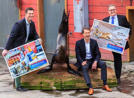 Tierische Geburtstagsgratulation für Erlebnis-Zoo Hannover - v.l. Zoo-Geschäftsführer Andreas M. Casdorff, Seelöwin Pam, HMTG-Geschäftsführer Hans Christian Nolte und Regionspräsident Hauke Jagau; ©HMT Gerhardts