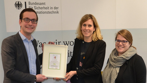 BSI überzeugt die audimax-Zielgruppe mit Kampagnen-Motiv - Anke Gaul und Nicolas Stöcker aus der Personalgewinnung und -entwicklung nahmen in der BSI-Zentrale in Bonn die Leser-Liebling-Urkunde von der audimax-Chefredakteurin Eva Ixmeier (r.) entgegen; Foto: audimax