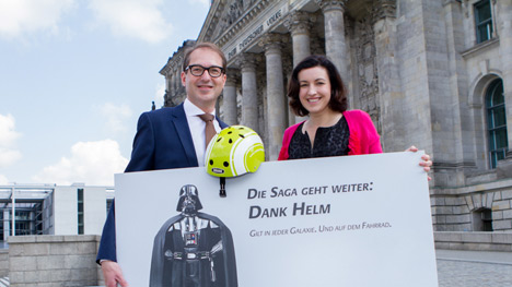 "Runter vom Gas" und "Bewahrt Fehmarn!" gewinnen Digital Communication Award - Minister Dobrindt und PSts'in Bär und die Darth Vader Helmkampagne; Quelle: BMVI