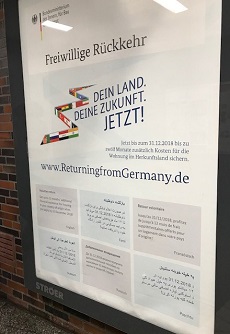 Innenministerium motiviert zur Rückkehr ins Herkunftsland - Unter dem Titel "Dein Land. Deine Zukunft. Jetzt!" informieren die Plakate über den aktuellen Wohnkostenzuschuss für Rückkehrer; Foto: Yvonne Wodzak