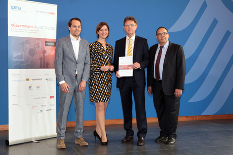 E-Government: Interesse steigt - aber Nutzung bleibt gering - v.l.: Dr. Malthe Wolf (Kantar TNS), Lena-Sophie Müller (Initiative D21 e.V.), Sts. Klaus Vitt (BMI), Prof. Dr. Helmut Krcmar (ipima); Foto: Initiative D21