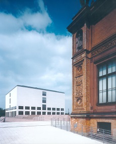 Hamburger Kunsthalle startet ins Jubiläumsjahr 2019 - Der Gründungsbau (r.) der Hamburger Kunsthalle wurde 1869 eröffnet. Deshalb feiert das Museum im Jahr 2019 sein 150-jähriges Bestehen; Foto: Hamburger Kunsthalle / Stefan Müller