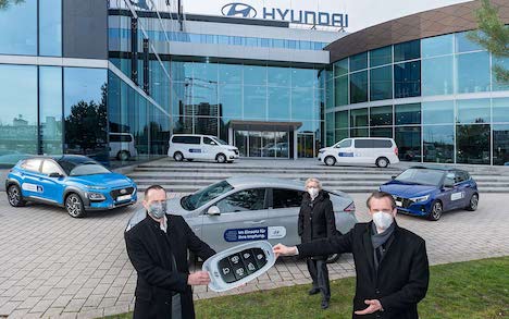 Hyundai unterstützt Offenbach bei Impflogistik - Jürgen Keller, Geschäftsführer Hyundai Motor Deutschland (links), Dr. Felix Schwenke, Oberbürgermeister Stadt Offenbach und Sabine Groß, Stadträtin/Gesundheitsdezernentin Stadt Offenbach; Foto: Hyundai Motor Deutschland