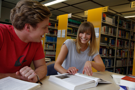 Jade Hochschule wirbt mit neuem Imagefilm - Das Hauptdarsteller-Duo Christian Meyer und Lena Duden des Imagefilms. Beide sind außerdem Studierende an der Hochschule; Foto: Tobias Hagemann