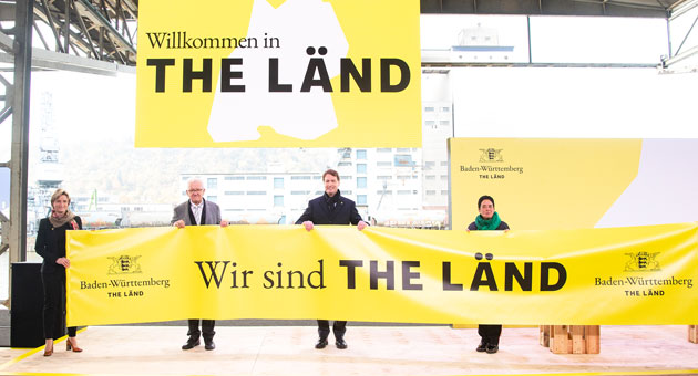 Agenturwechsel bei der Dachmarke "THE LÄND" - Wirtschaftsministerin Dr. Nicole Hoffmeister-Kraut, Ministerpräsident Winfried Kretschmann, Ola Källenius, Vorstandsvorsitzender der Daimler AG, und die Zwei-Sterne-Köchin Douce Steiner bei der Präsentation von "THE LÄND" 2021 im Stuttgarter Hafen - Foto: Staatsministerium Baden-Württemberg/Studio KD Busch