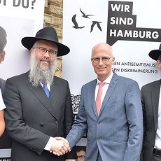 Hamburg setzt ein Zeichen gegen Antisemitismus - Landesrabbiner Bistritzky (l). und Hamburgs Erster Bürgermeister Dr. Peter Tschentscher kamen zum Kampagnenstart auf den Rathausmarkt; Foto: Instagram buergermeister.hamburg